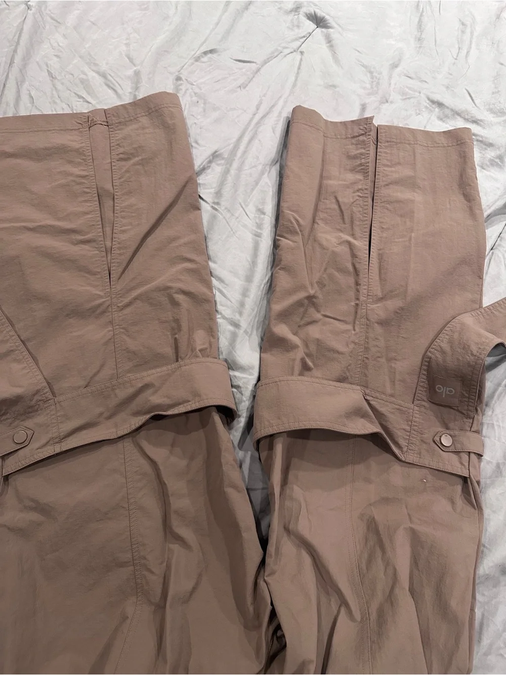 ALO Yoga Wide-Leg Cargo Pants in Mauve Taupe